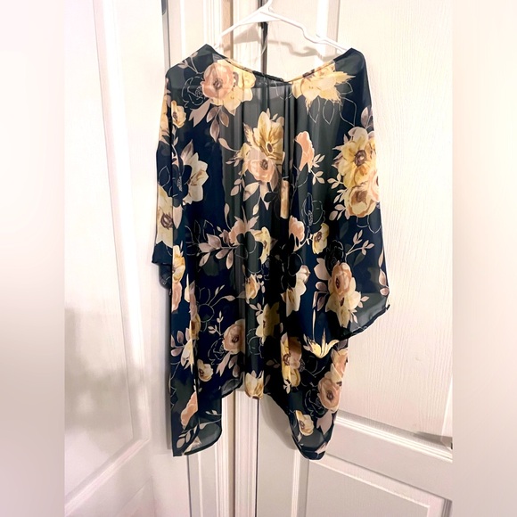 Emerald green/cream colored floral duster - Picture 2 of 3